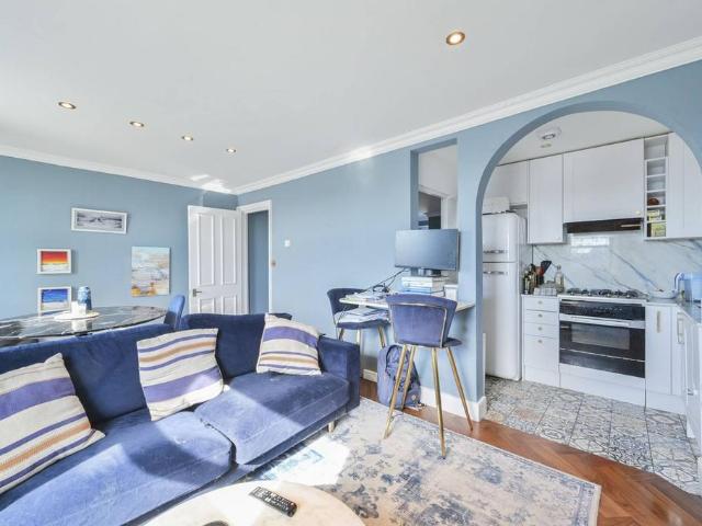 Flat for sale in Earl's Court, Greater London