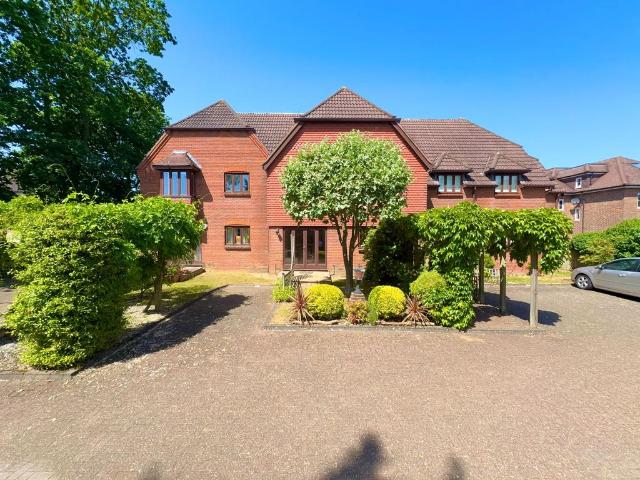 Flat for sale in The Hale, Greater London