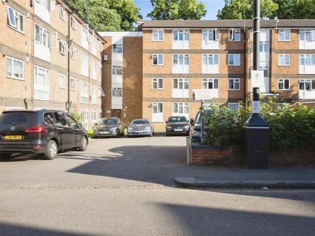 Flat for sale in Spring Park, Luton