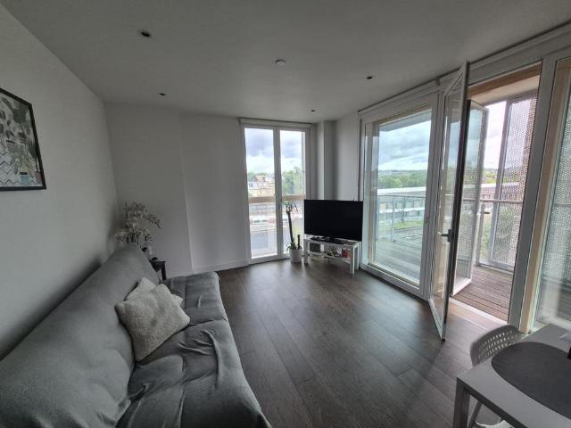 Flat for sale in Queen's Park, Greater London