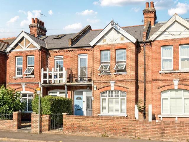 Flat for sale in London Borough of Merton, Raynes Park