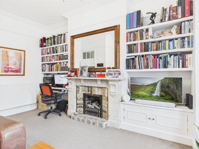 Flat for sale in Streatham, Greater London