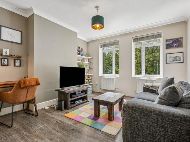 Flat for sale in London Borough of Hounslow, Strand