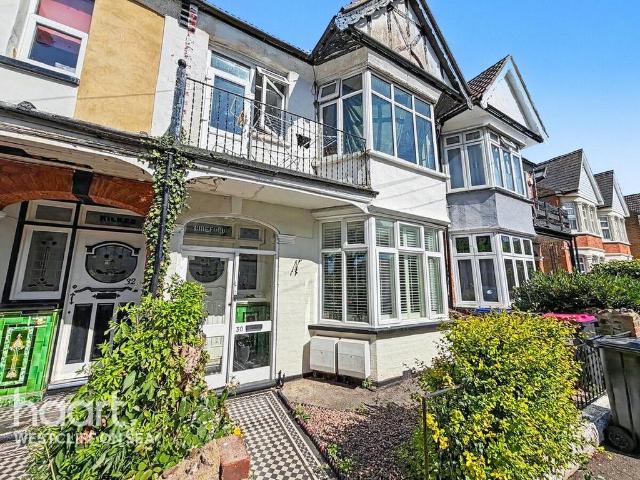 Flat for sale in Alton Barnes, Essex