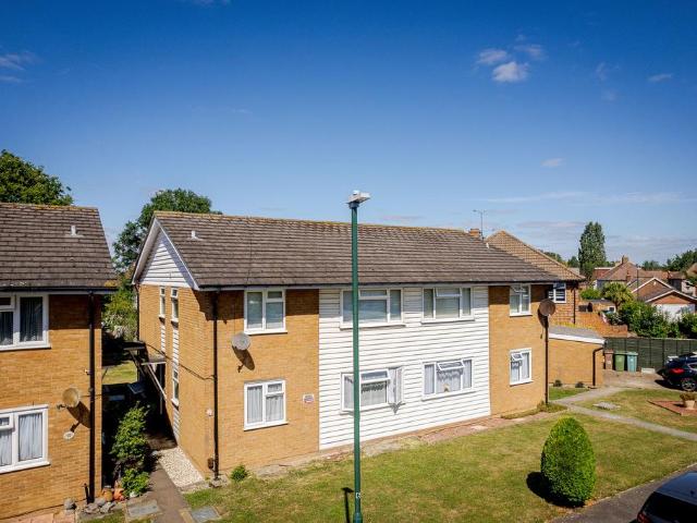 Flat for sale in Worcester Park, Greater London