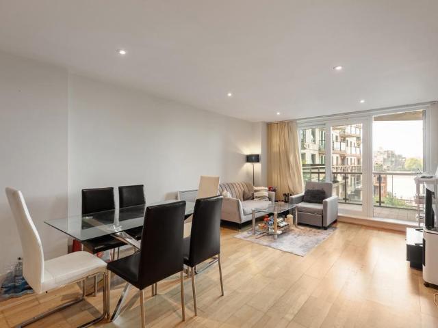 Flat for sale in London Borough of Lambeth, Greater London