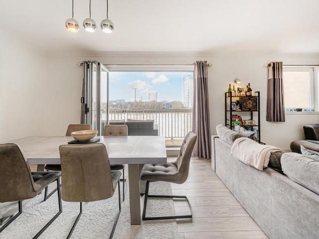 Flat for sale in Isle Of Dogs, Greater London