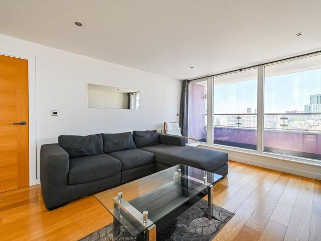 Flat for sale in Bromley-by-Bow, Bow