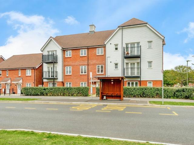 Flat for sale in Greenfields, Reigate and Banstead