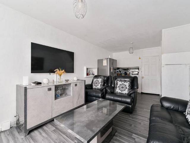 Flat for sale in Oval, Greater London