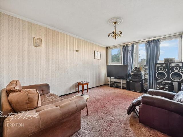 Flat for sale in Stockwell, Greater London