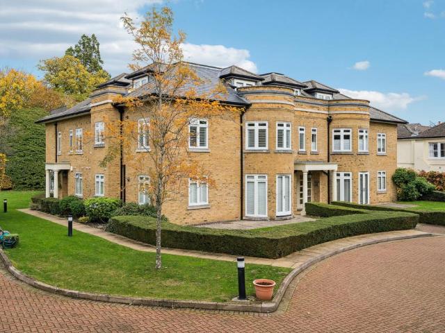 Flat for sale in Batchworth, Hertfordshire