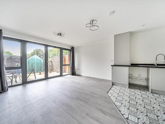 Flat for sale in Royal Borough of Greenwich, Greater London