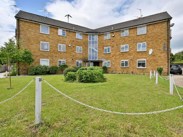 Flat for sale in Kingswood, North Watford