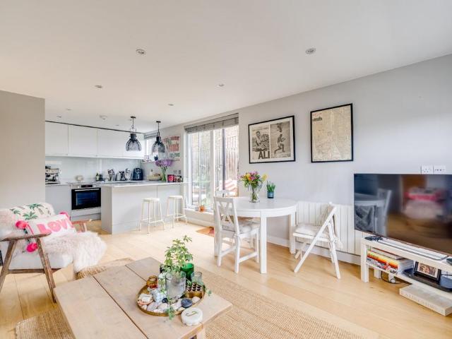 Flat for sale in Fulham, Greater London