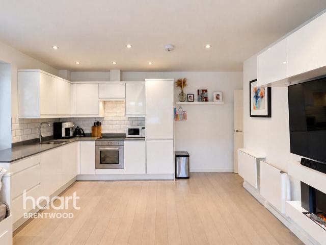 Flat for sale in South Weald, Brentwood