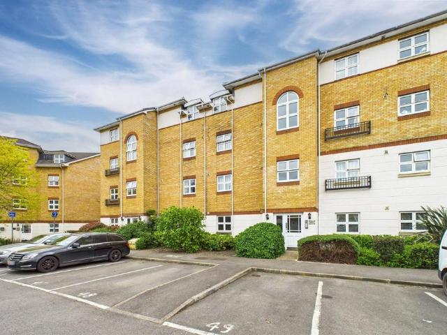 Flat for sale in Easthampstead, Bracknell