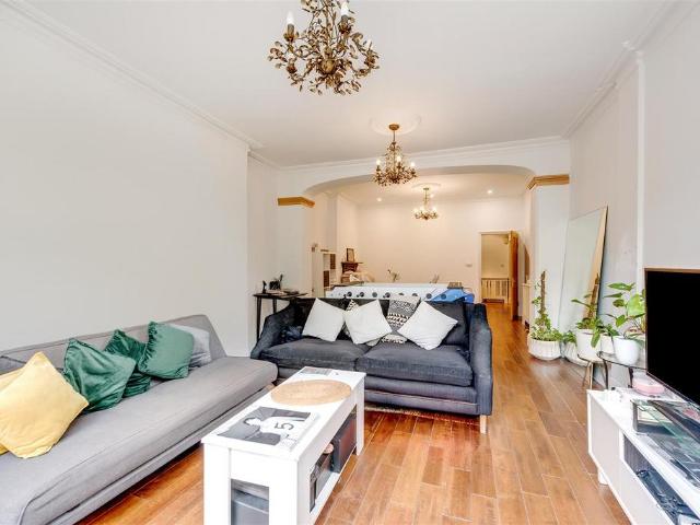 Flat for sale in Queen's Park, Greater London