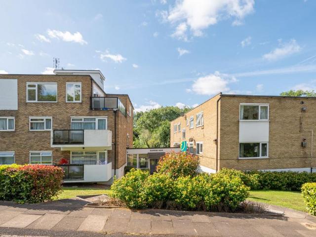 Flat for sale in Mill Hill, Greater London