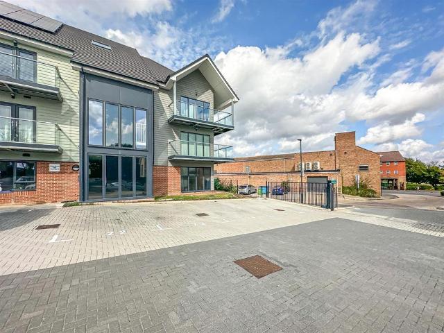 Flat for sale in Barling, Essex