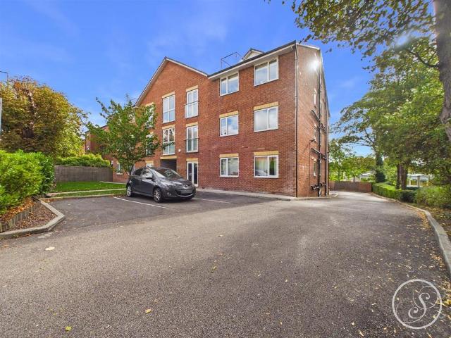 Flat for sale in Gledhow Park, Leeds