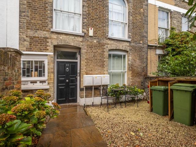 Flat for sale in London Borough of Richmond upon Thames, Greater London