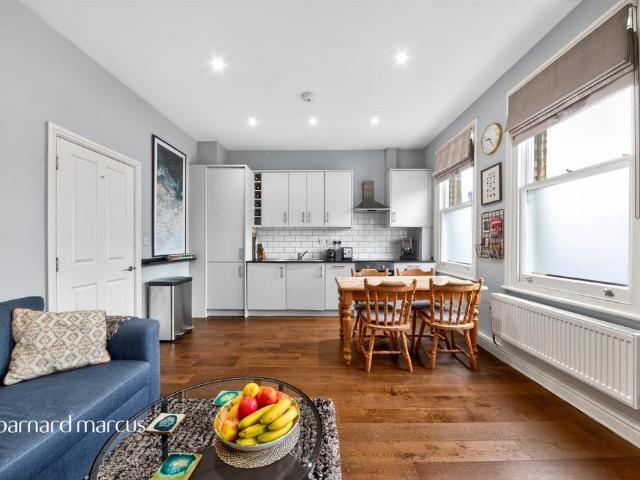 Flat for sale in North Finchley, Greater London