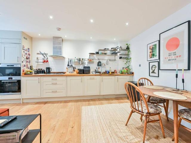 Flat for sale in Nunhead, Greater London