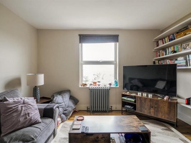 Flat for sale in Queen's Park, Brondesbury Park