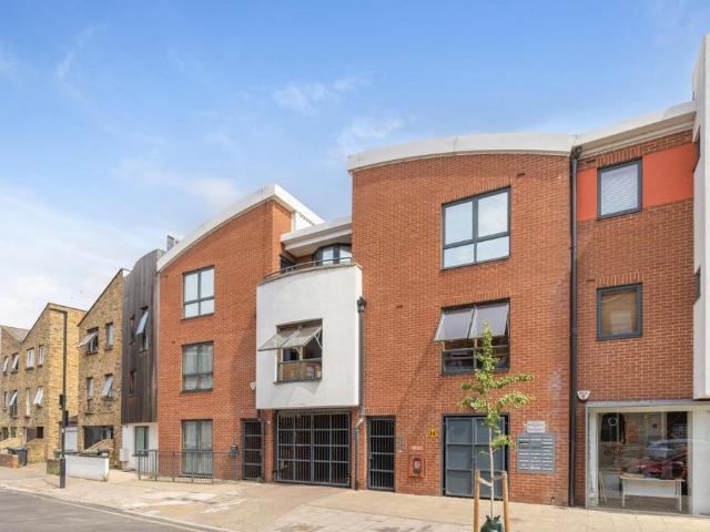 Flat for sale in Clapham, Greater London