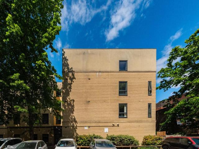 Flat for sale in Stockwell, Greater London