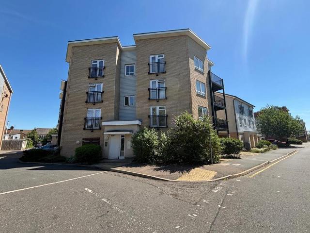 Flat for sale in Grays, Essex