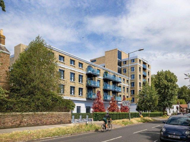 Flat for sale in London Borough of Richmond upon Thames, Greater London