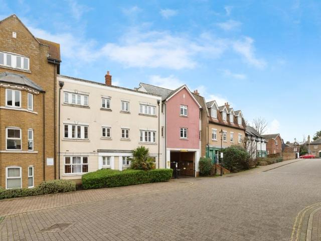 Flat for sale in Sutton, Barling