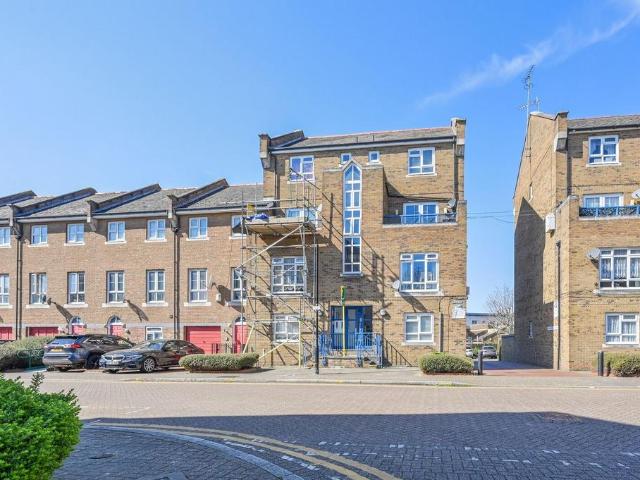 Flat for sale in Millwall, Greater London