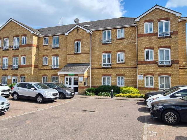 Flat for sale in London Borough of Hounslow, Greater London