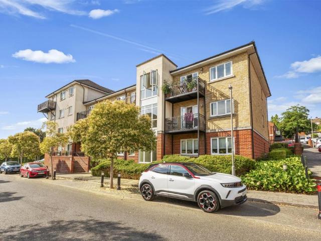 Flat for sale in Totteridge, Buckinghamshire