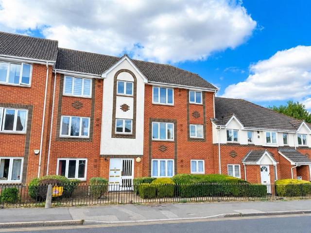 Flat for sale in Navestock Side, Essex