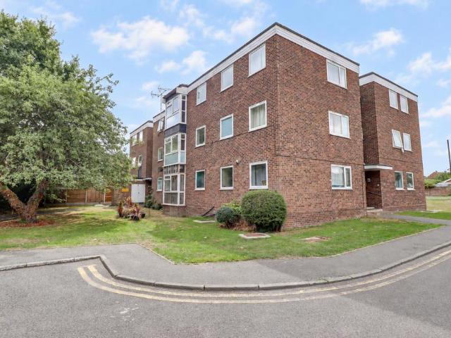 Flat for sale in Hadleigh, Castle Point