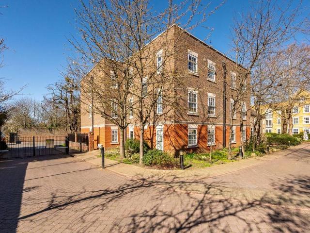 Flat for sale in London Borough of Hounslow, Greater London