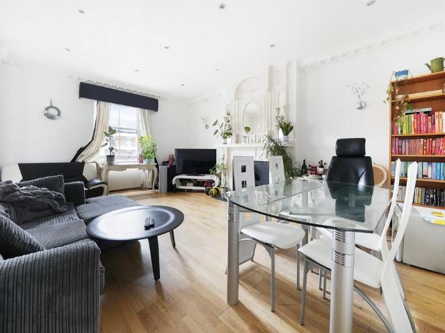 Flat for sale in Holloway, Greater London