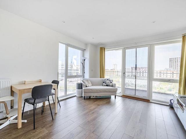 Flat for sale in Bromley-by-Bow, Bow