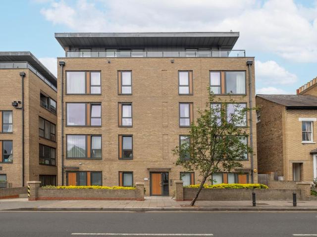 Flat for sale in London Borough of Merton, Merton Park