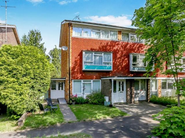 Flat for sale in Woodcote, Epsom