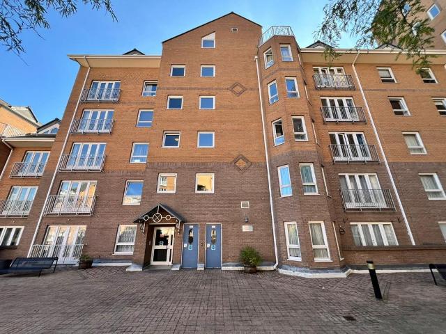 Flat for sale in Isle Of Dogs, Greater London
