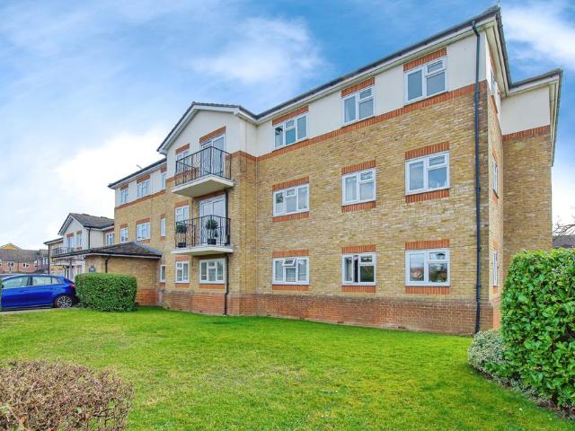 Flat for sale in London Borough of Croydon, Shirley