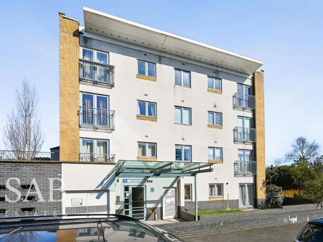 Flat for sale in Yeading, Greater London