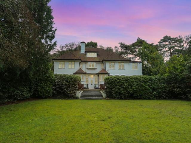 Flat for sale in Queens Park, Bournemouth
