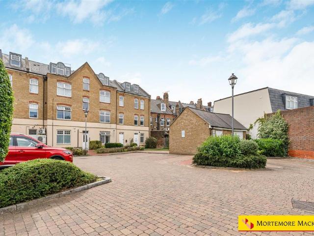 Flat for sale in Palmers Green, Greater London