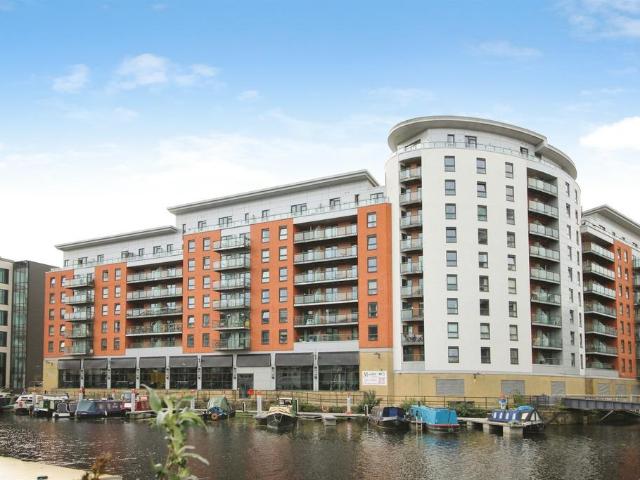 Flat for sale in Steander, Leeds